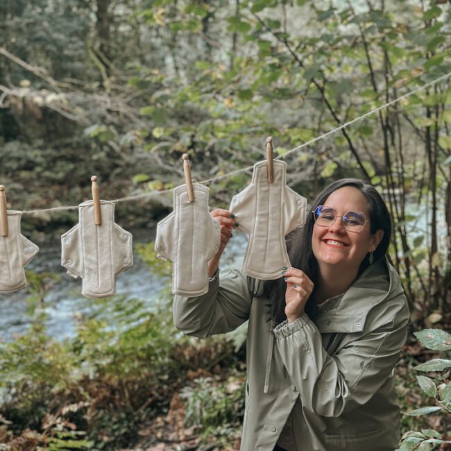 laura tendiendo compresas de tela