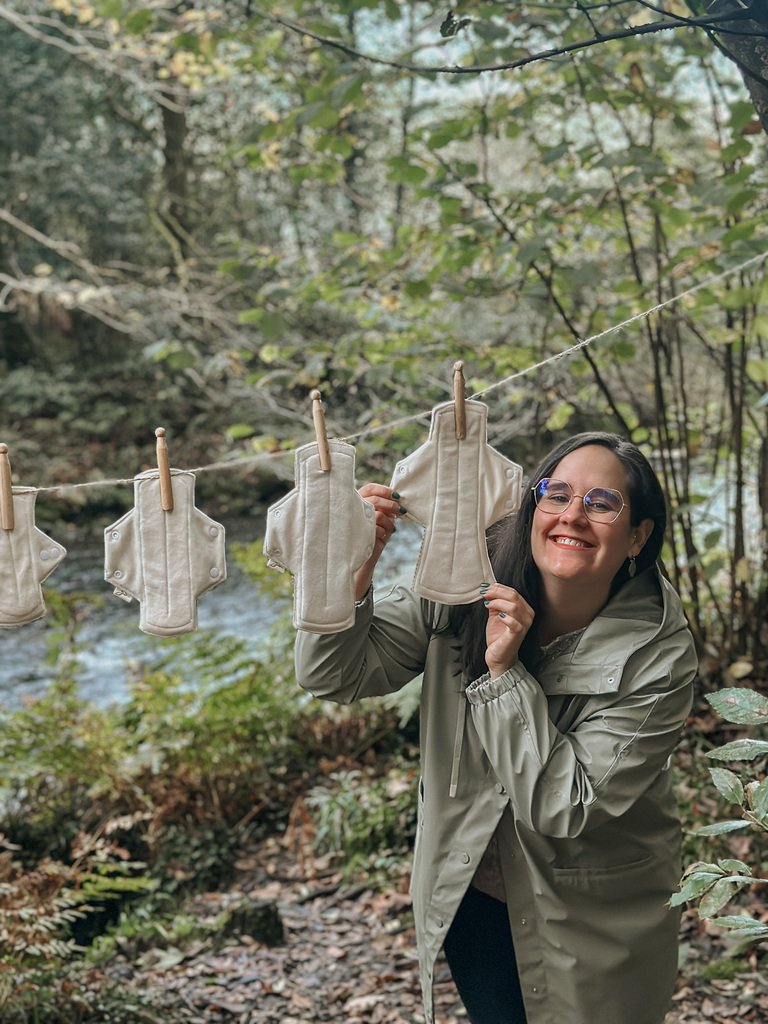 laura tendiendo compresas de tela
